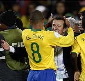 Dunga atribui título a jogadores e alfineta imprensa seleo campe